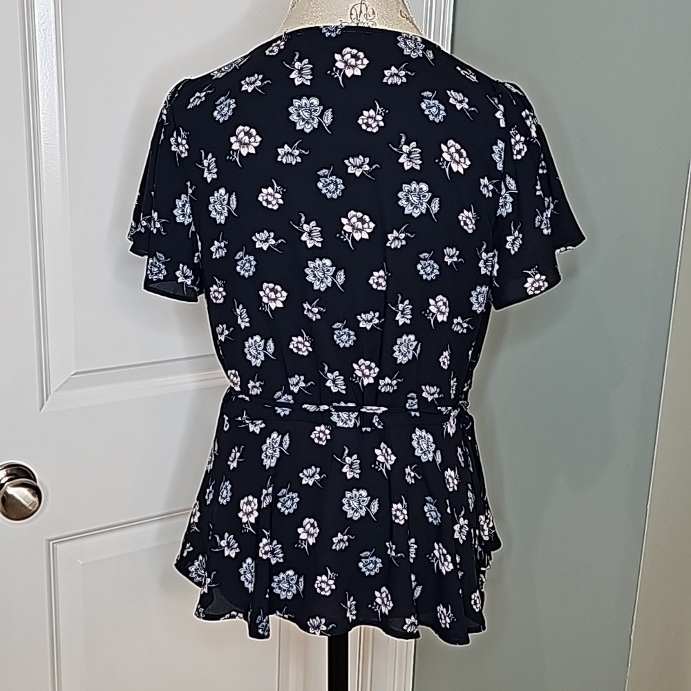 Ann Taylor LOFT Navy And Pink Floral V-Neck Blouse Top - Size Medium - Picture 5 of 7